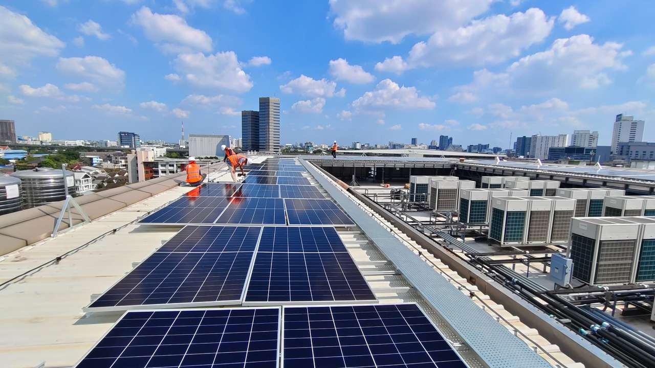 Solar rooftop installation on commercial building