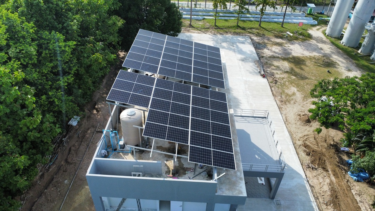Solar installation for agricultural building